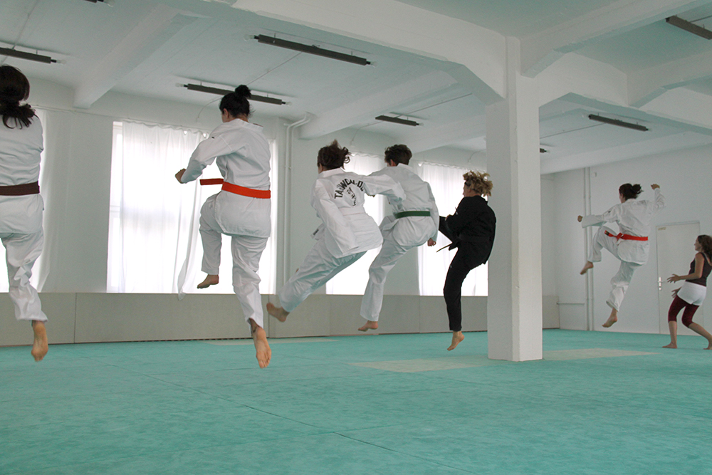 frauen im dojang beim training